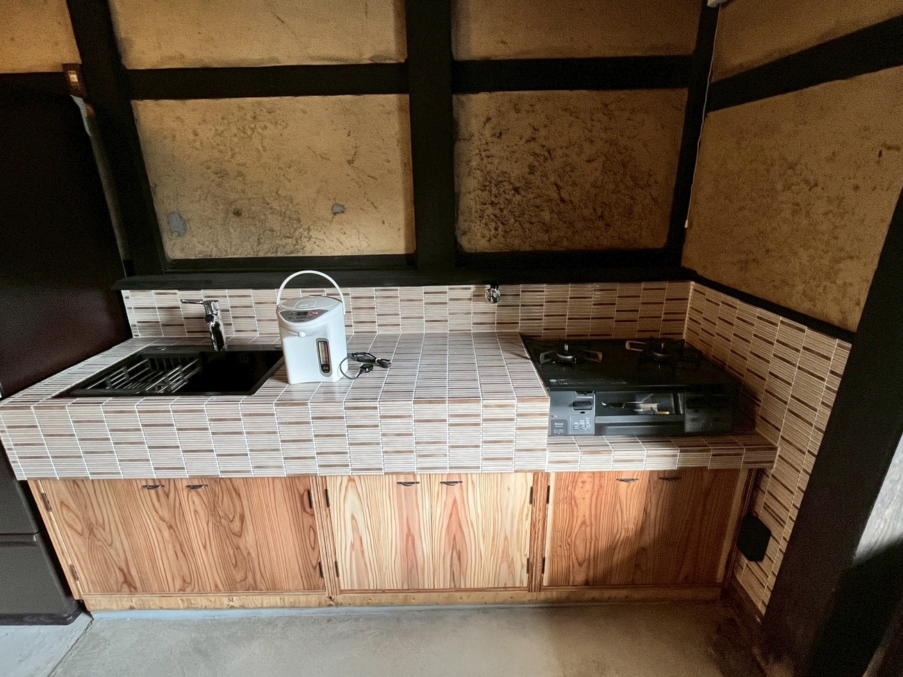 【木叢】タイルで仕上げられたキッチンを完備。お食事などご自由にお使いください。