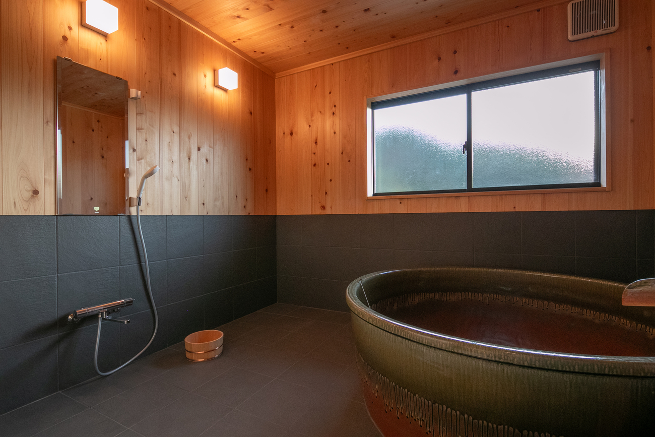 【梅香】信楽焼の大きな湯船は、日常の喧騒と疲れを癒すとっておきの空間。