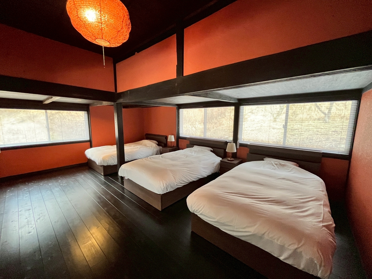 【木叢】緑溢れる朝の光で目覚める幸せがここに有ります。ベッド3台と和室に布団利用が可能です。