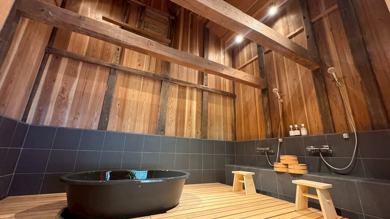 【木叢】蔵を改装した浴室。広々とした空間を優しい間接照明がくつろぎのバスタイムを演出します。