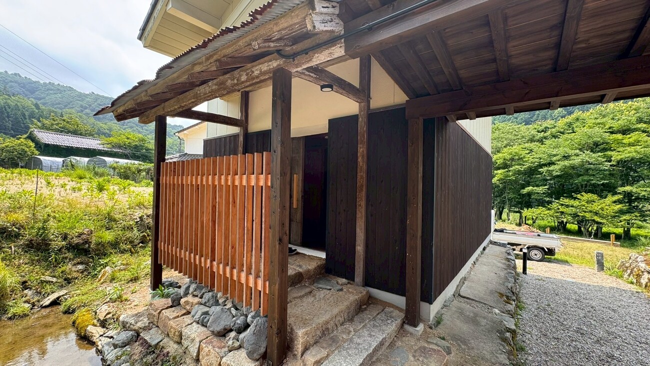 【木叢】離れにある蔵を改装した浴室。昔ながらの蔵の引き戸を開くと広々とした浴槽が。