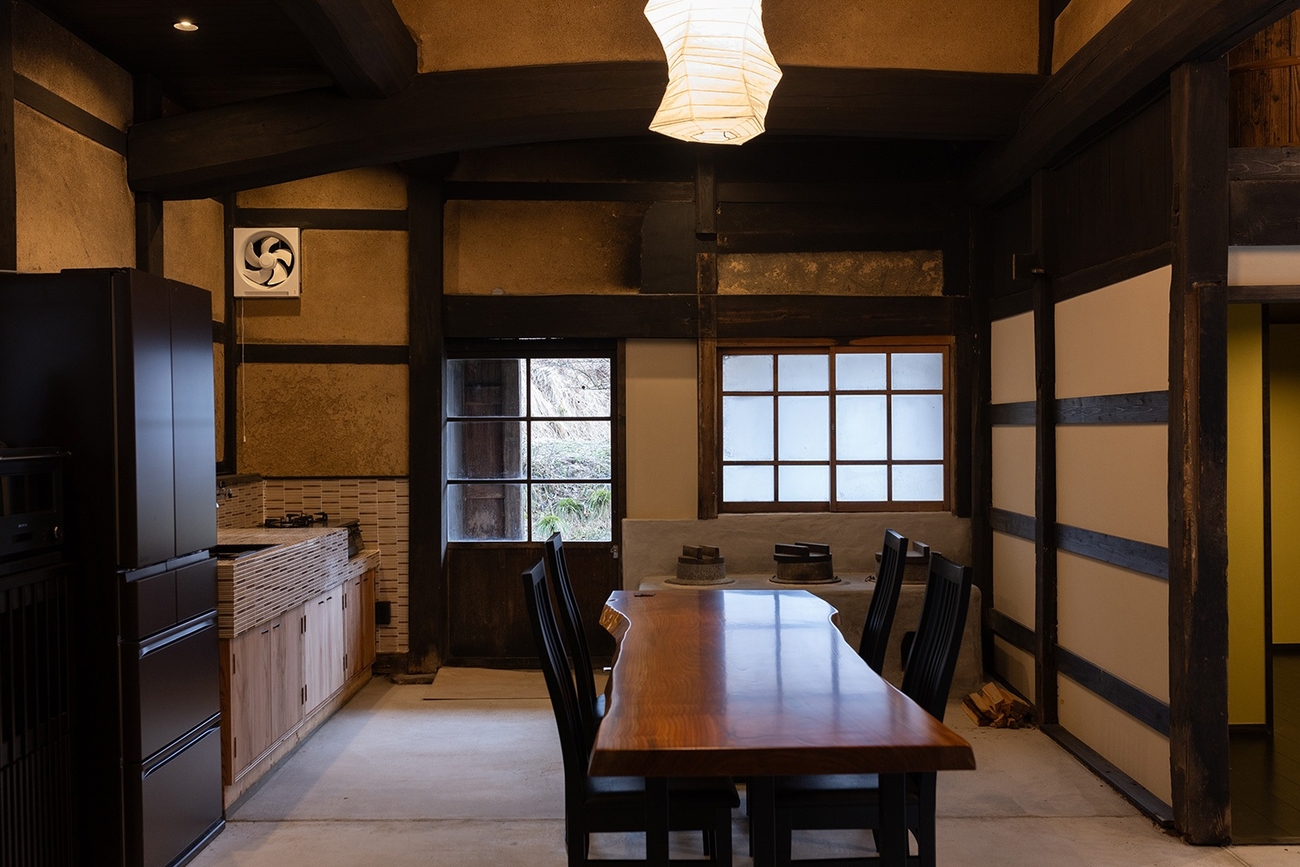 【木叢】昔ながらの土壁や大きな梁を楽しめる土間リビング。和モダンなおしゃれ照明が空間を照らします。