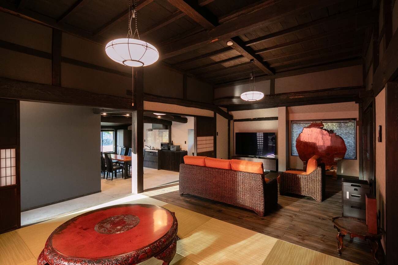 【梅香】梅のイメージカラーの赤色をポイントであしらった上質空間。