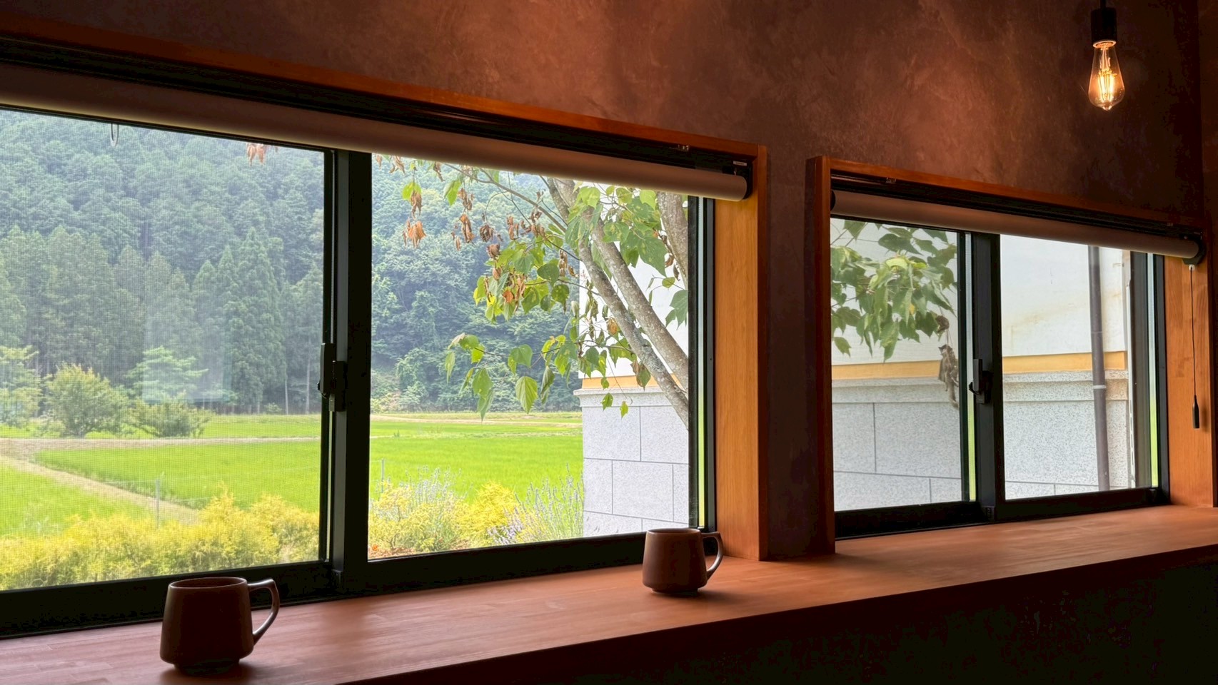 【美田】キッチン横のカウンターで美しい緑を眺めながら贅沢なコーヒータイムを。