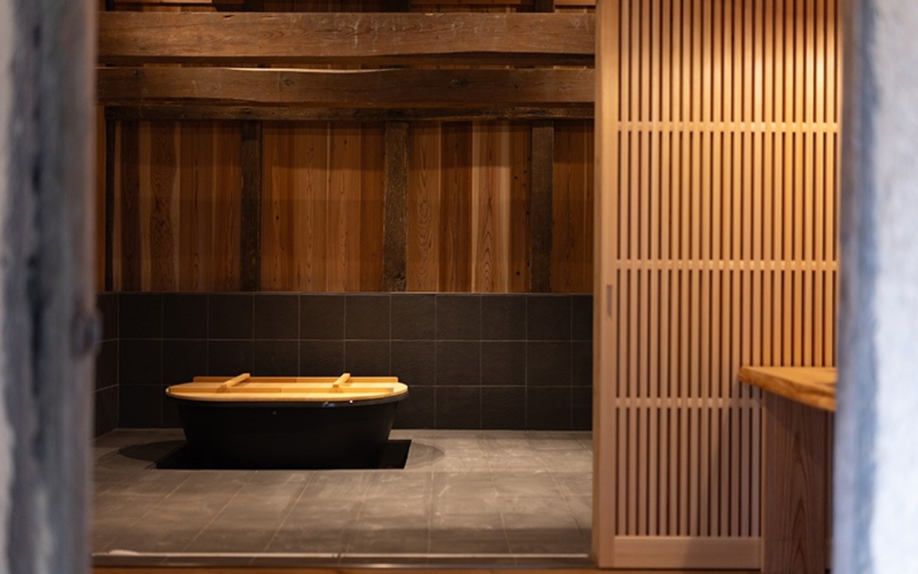 【木叢】広々としたお風呂は贅沢空間。陶器の浴槽でゆっくりとおくつろぎください。