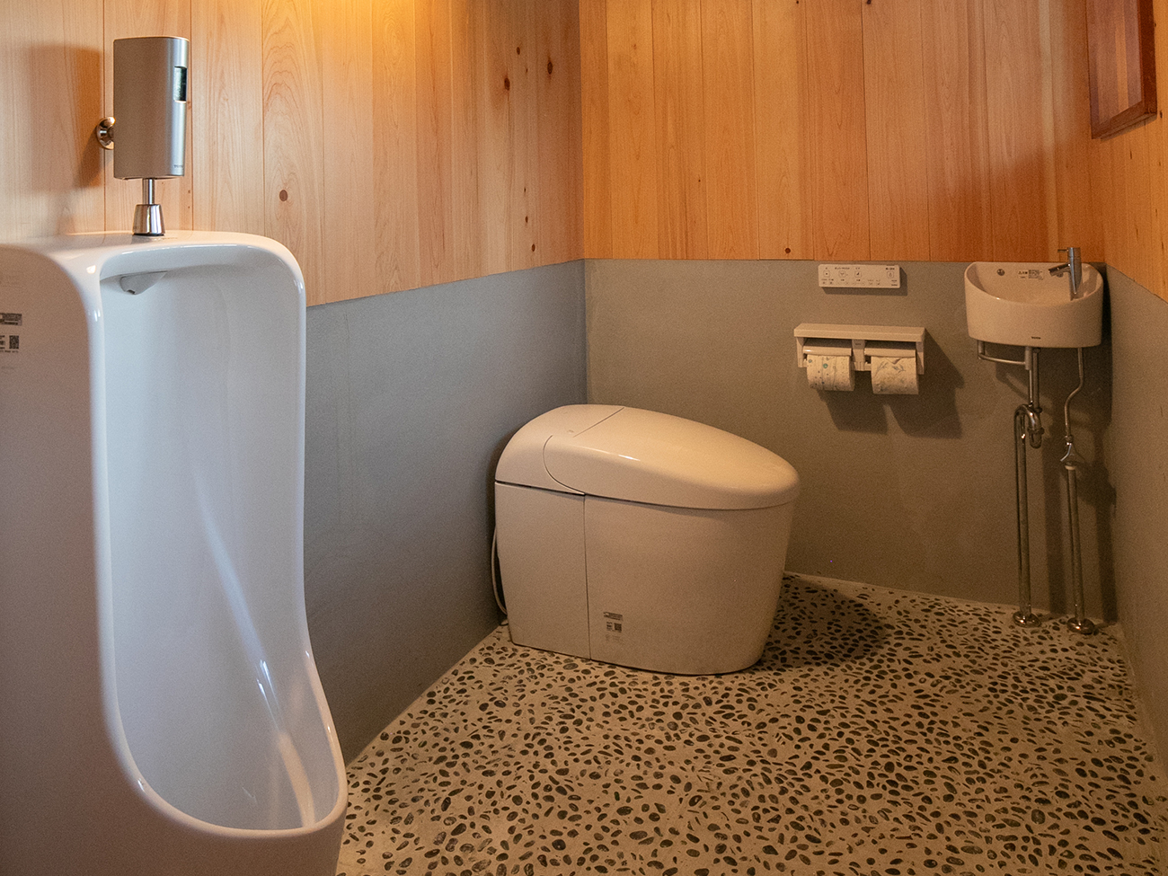 【梅香】洗浄機付きトイレに加えて男性専用トイレも備えております。