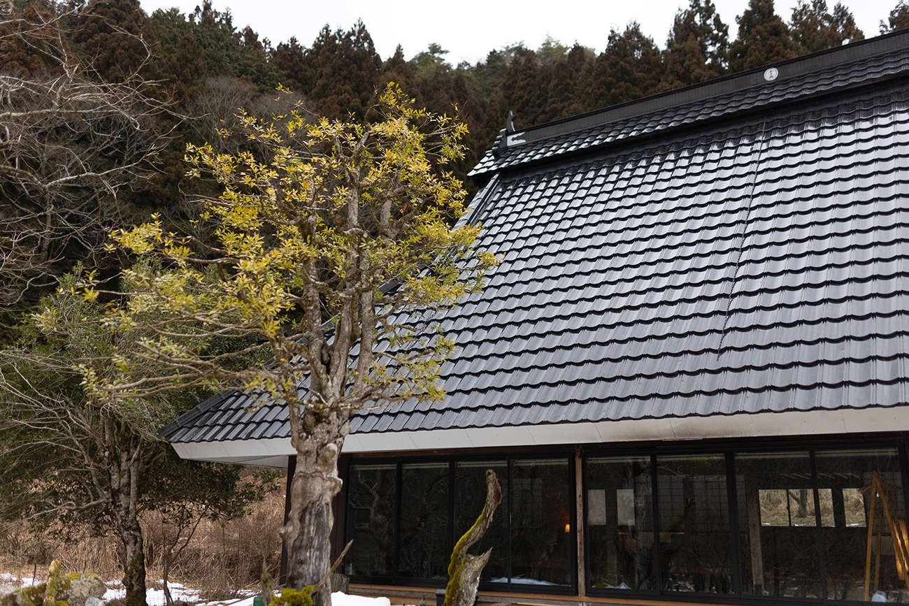 【木叢】大きな屋根をもつ昔ながらの建物。一昔前にタイムスリップしたような懐かしさが漂います。