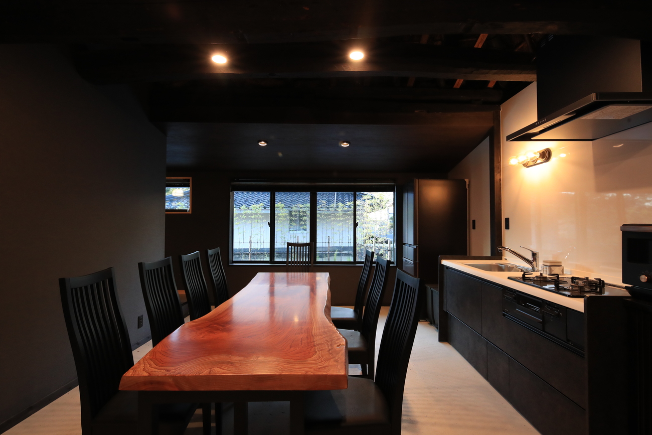 【梅香】上質な一枚板テーブルをみんなで囲んで楽しい食事を。