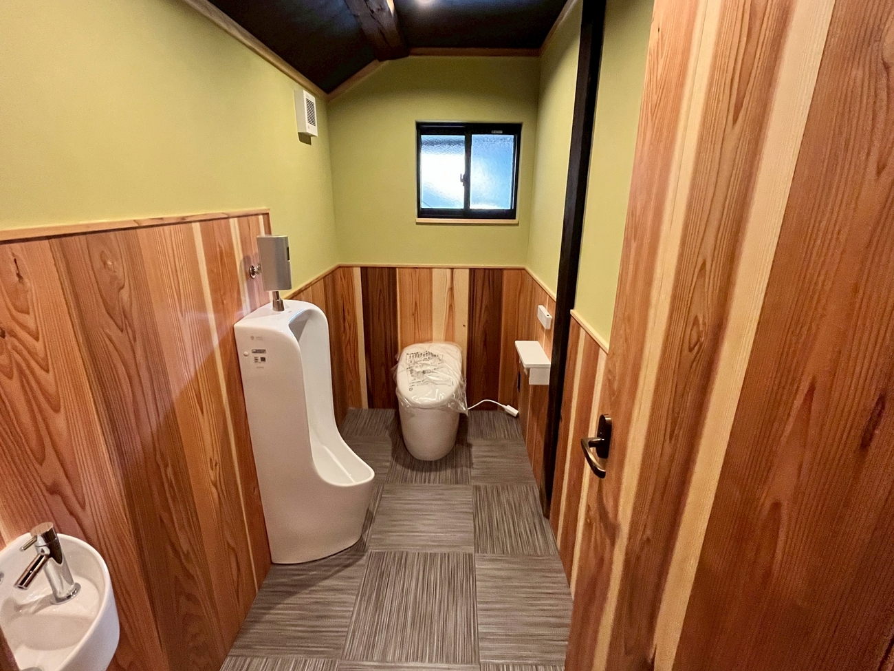 【木叢】リフォームで新しく綺麗になったトイレ。快適にお使いいただけます。