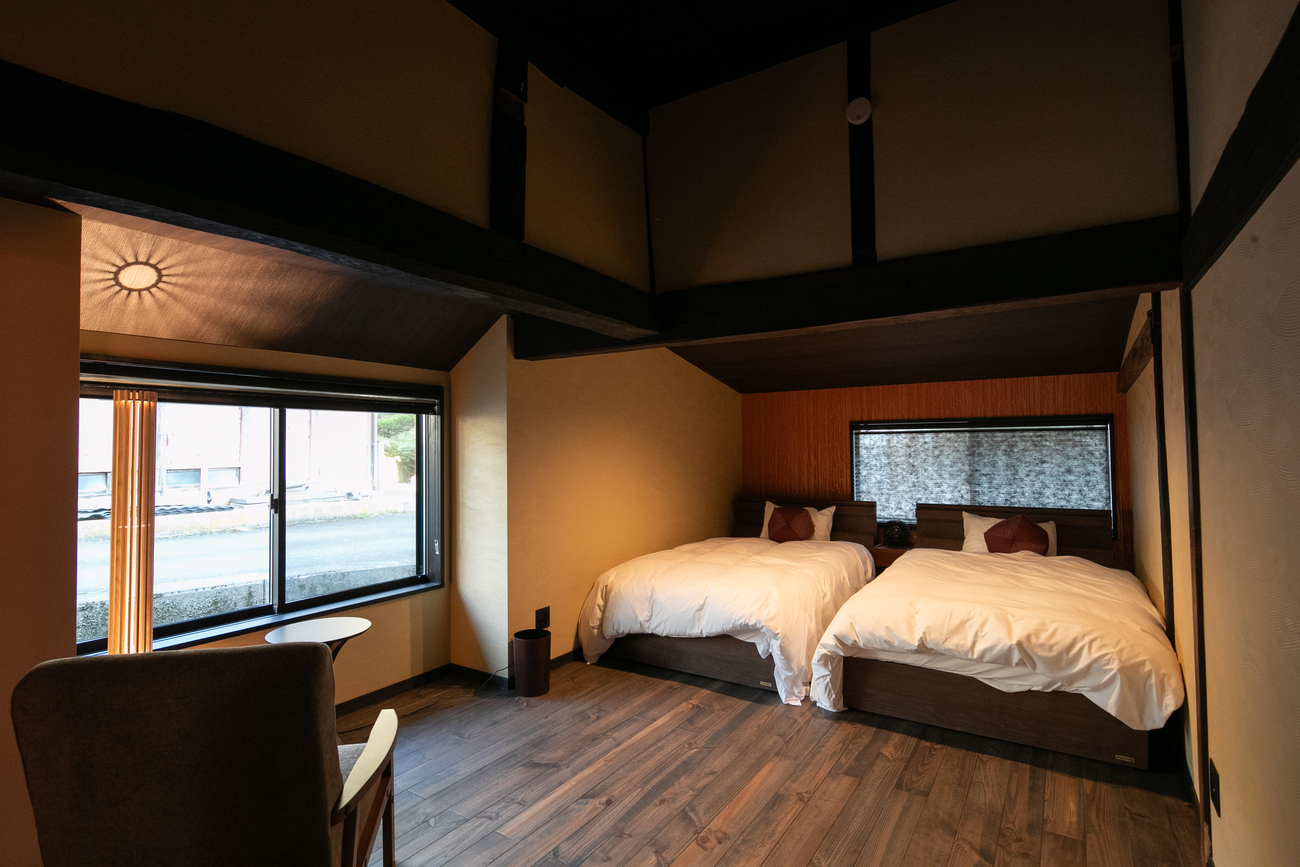 【梅香】窓から漏れる自然光で目覚める朝は爽やか。