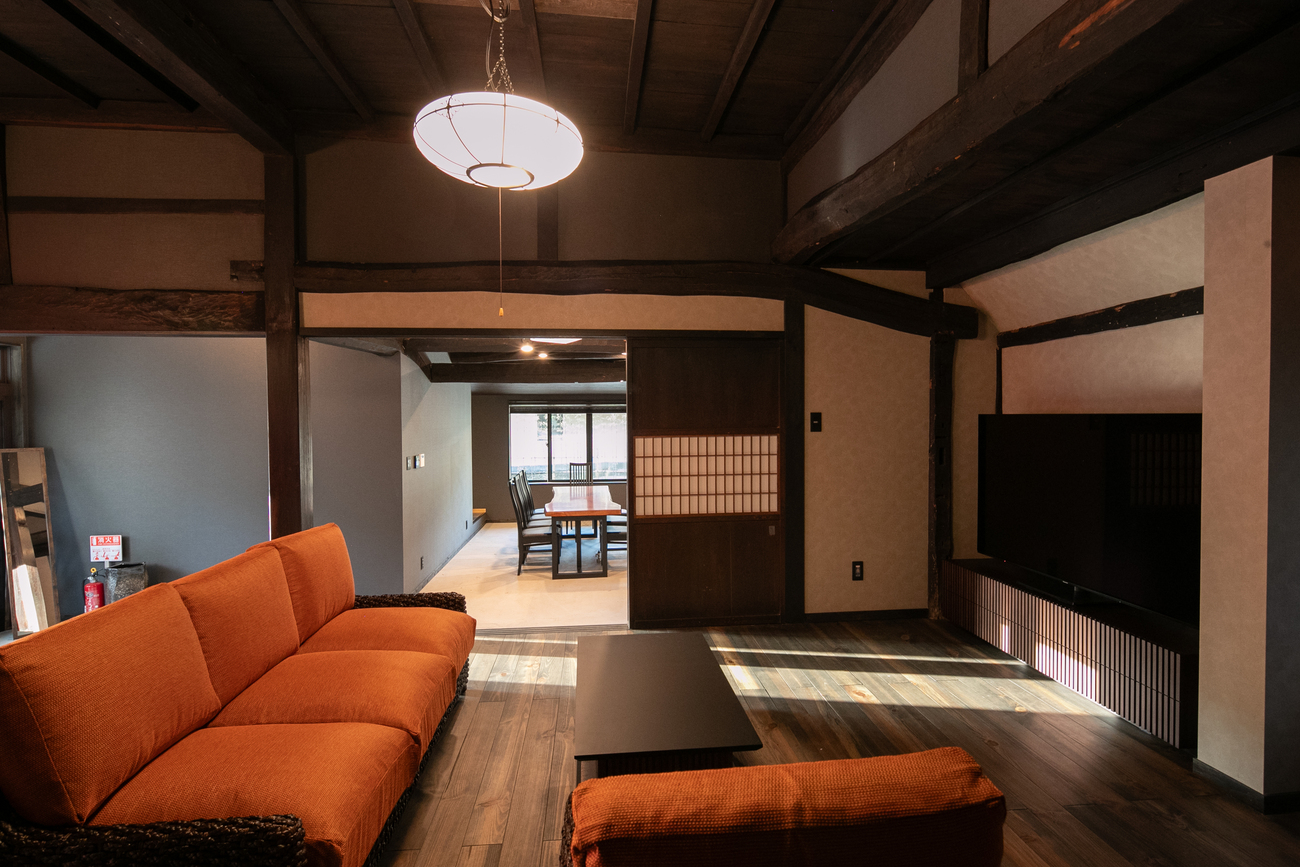 【梅香】空間が続く開放感の中で過ごす時間は非日常。