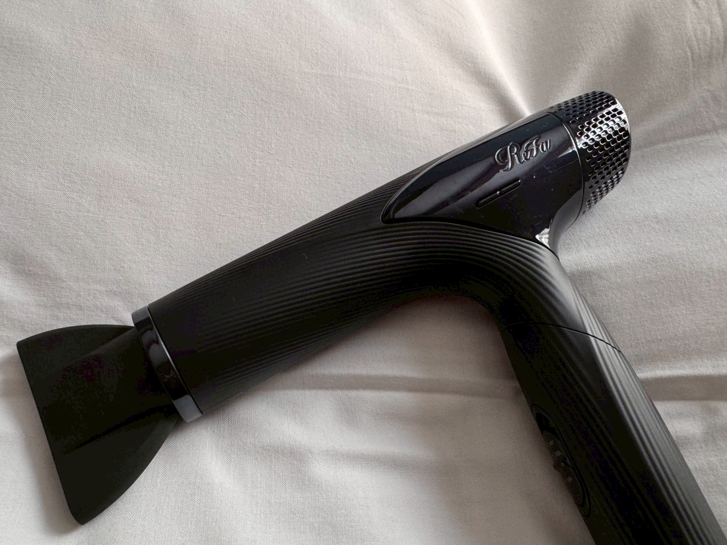 【美田】女性に大人気のReFaドライヤーを備えております。