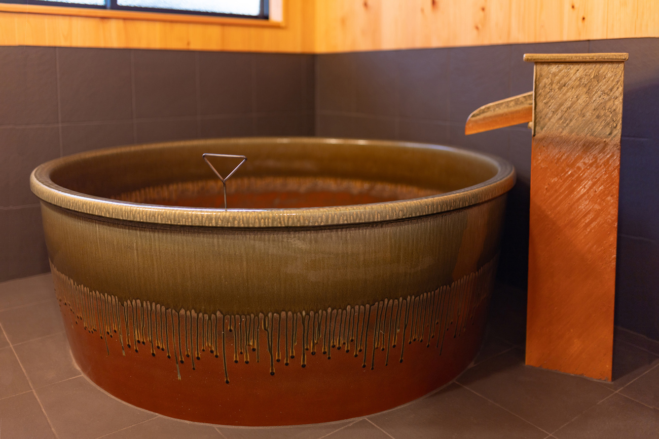 【梅香】信楽焼の大きな湯船は、日常の喧騒と疲れを癒すとっておきの空間。