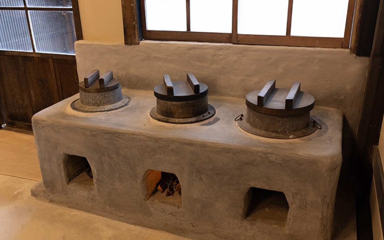 【木叢】今では珍しい「おくどさん」。宿泊者様から喜ばれている木叢の象徴設備の一つです（※火入れ不可）