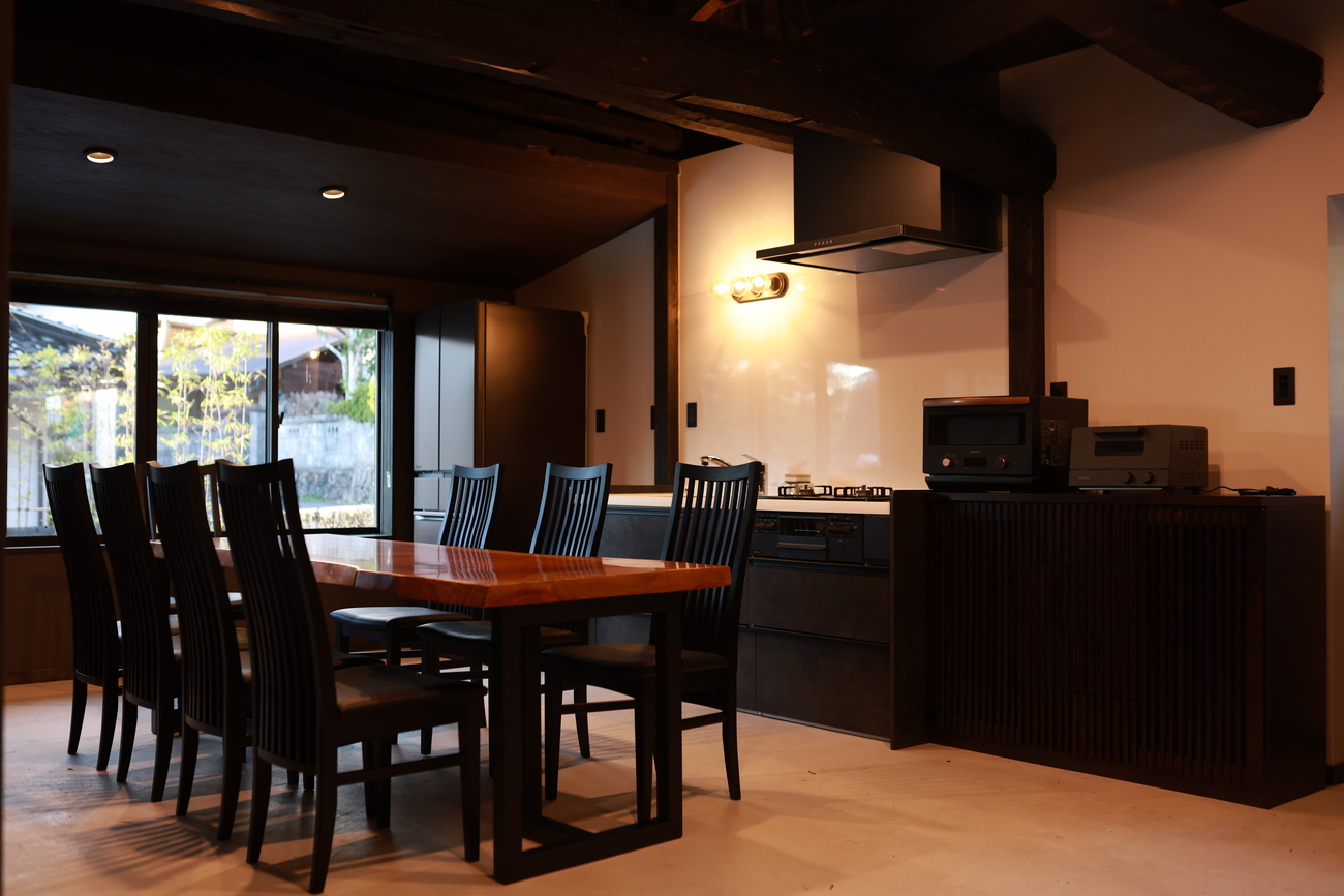 【梅香】食事に華を添えるオシャレで落ち着いた和モダン空間。