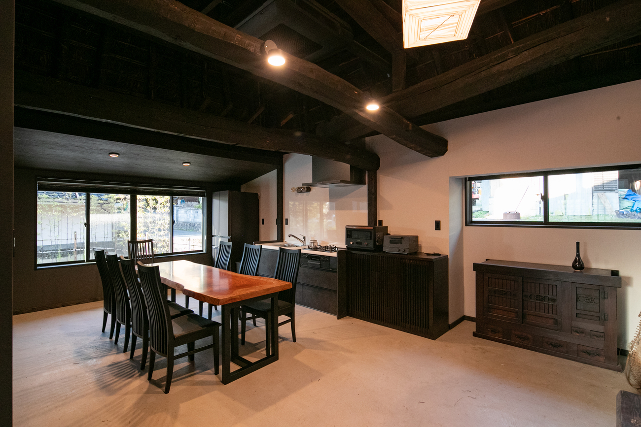 【梅香】ダイニングではこだわりの照明を設置。優しい光が食事時間を優雅に照らします。