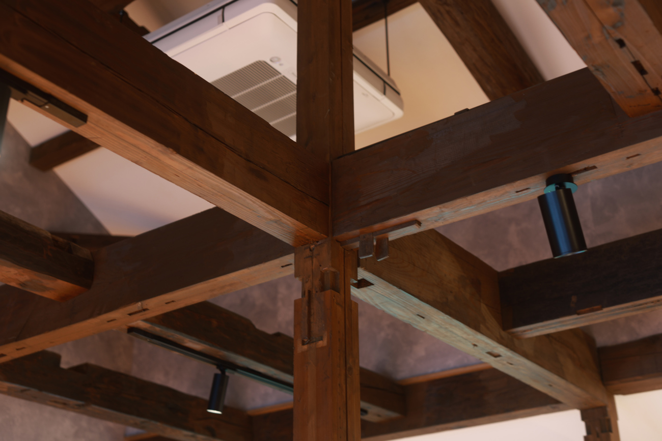 【美田】梁の美しさも魅力の一つ。木が癒し時間を作り出します。