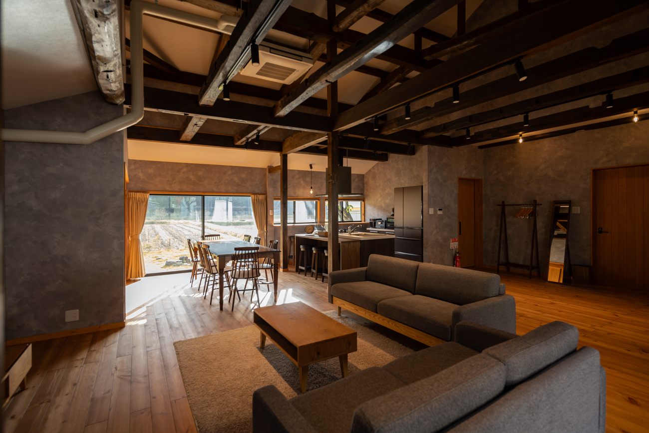 【美田】外の景色と一体となる大きなテラス窓から降り注ぐ自然光。四季折々の美しさが広がります。