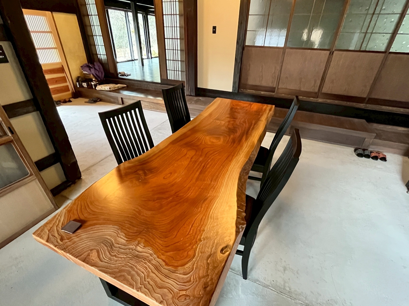 【木叢】大きな一枚板テーブルでお食事やお茶などお楽しみください。