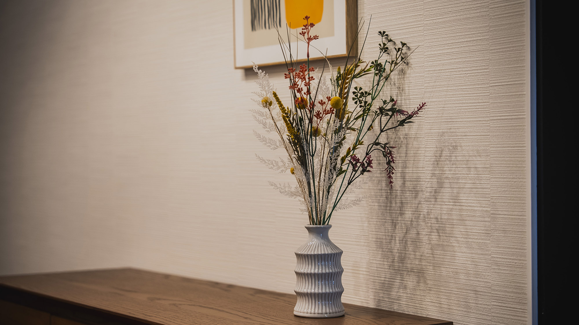 ・【インテリア】食器棚の上に飾られたお花がキュートで、お料理中にも気分が上がります