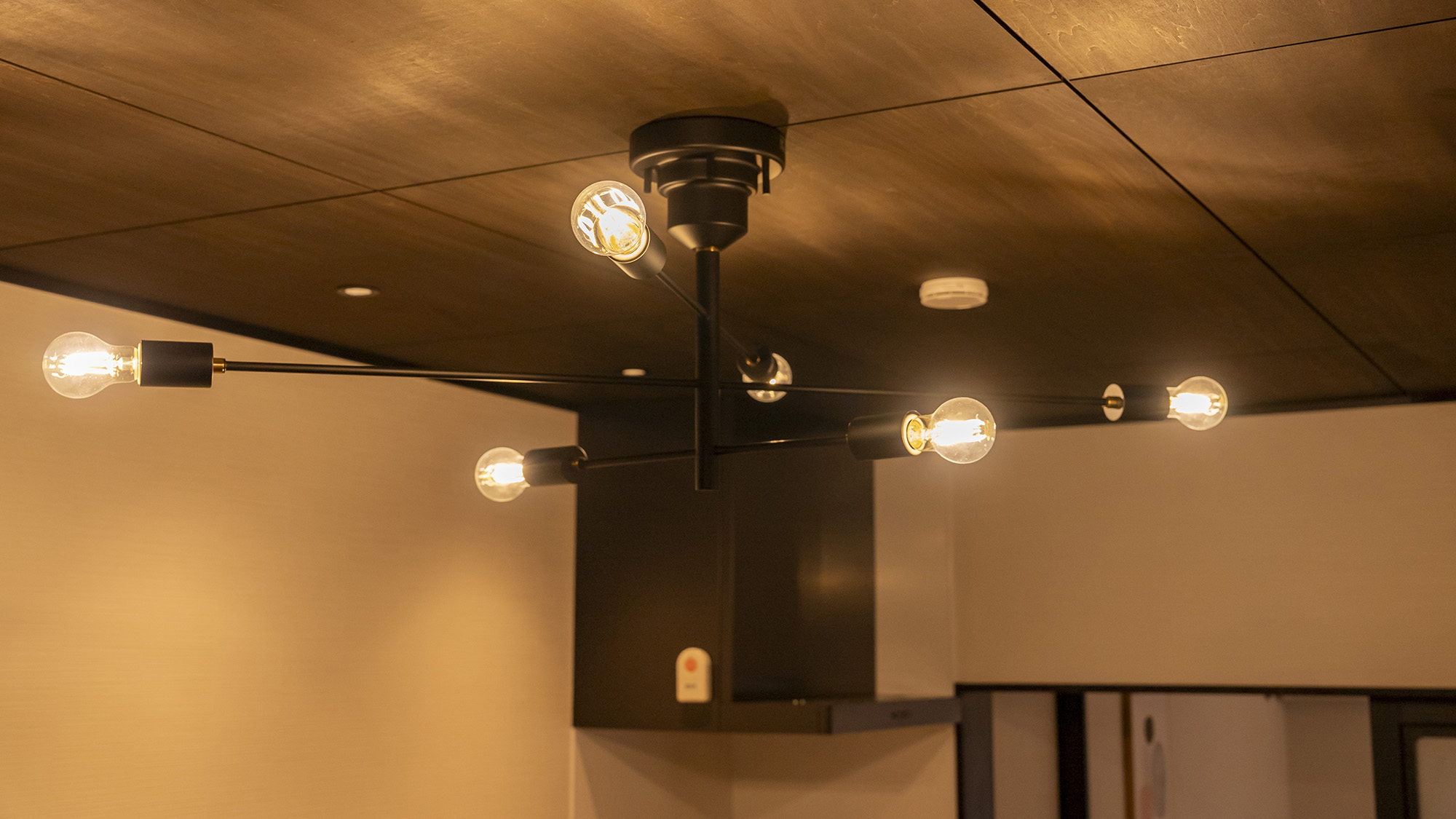 ・【キッチン】遊び心のあるデザインの照明がキッチンを淡く照らし、楽しくお料理していただけます