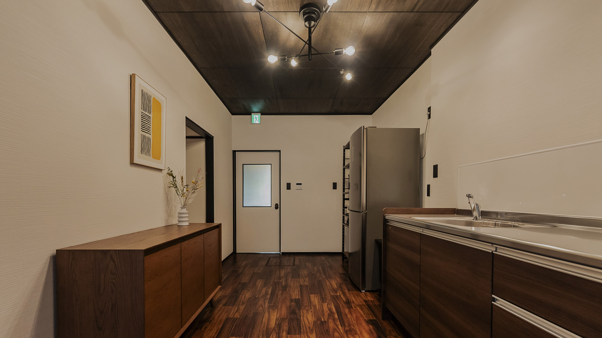 ・【キッチン】キッチンの内装にもこだわっており、木のぬくもりを感じられるような空間になっています