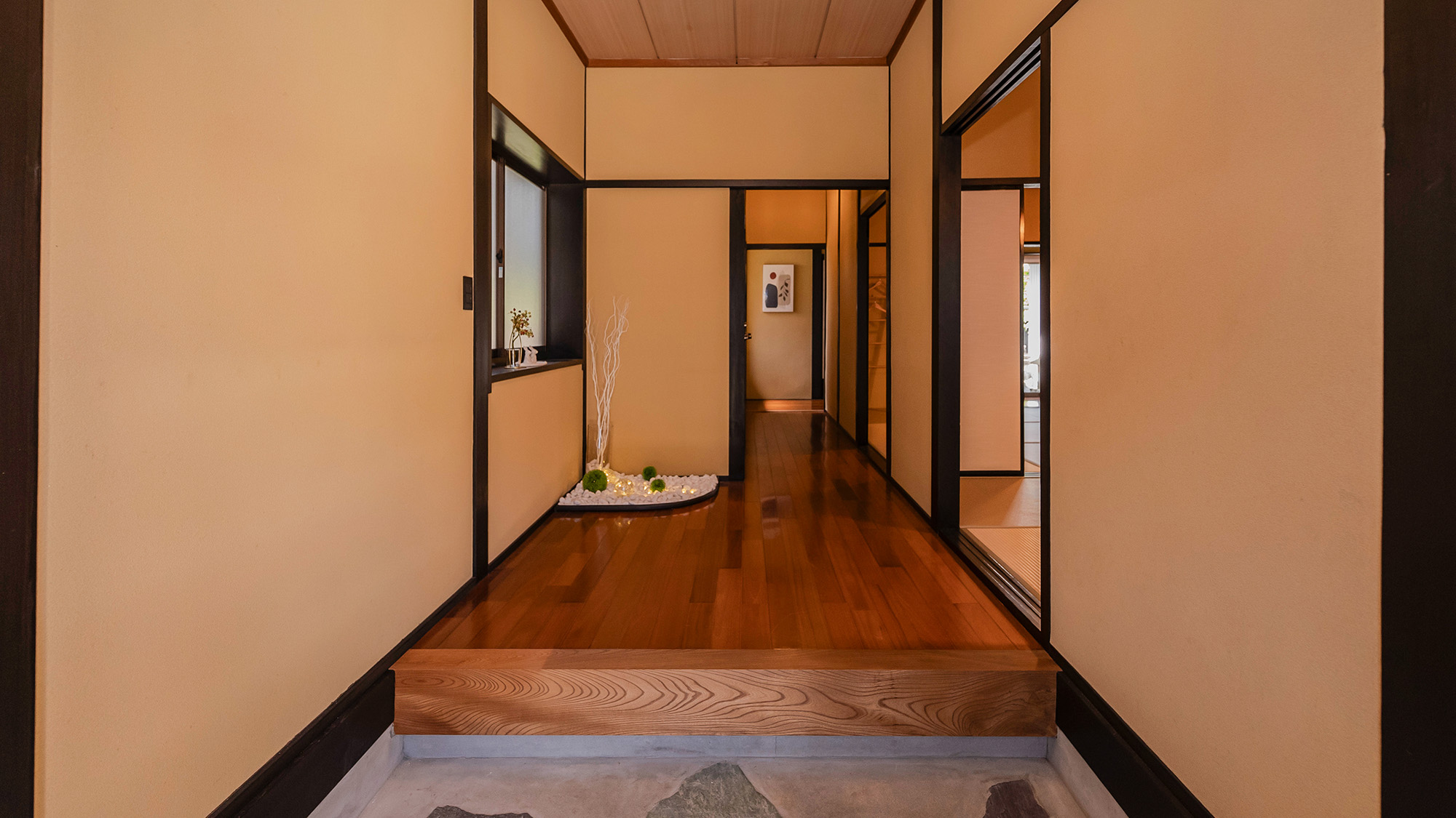 ・【エントランス】玄関に入ってすぐ、和の雰囲気が漂います。風情あるお部屋でゆっくりとお寛ぎください