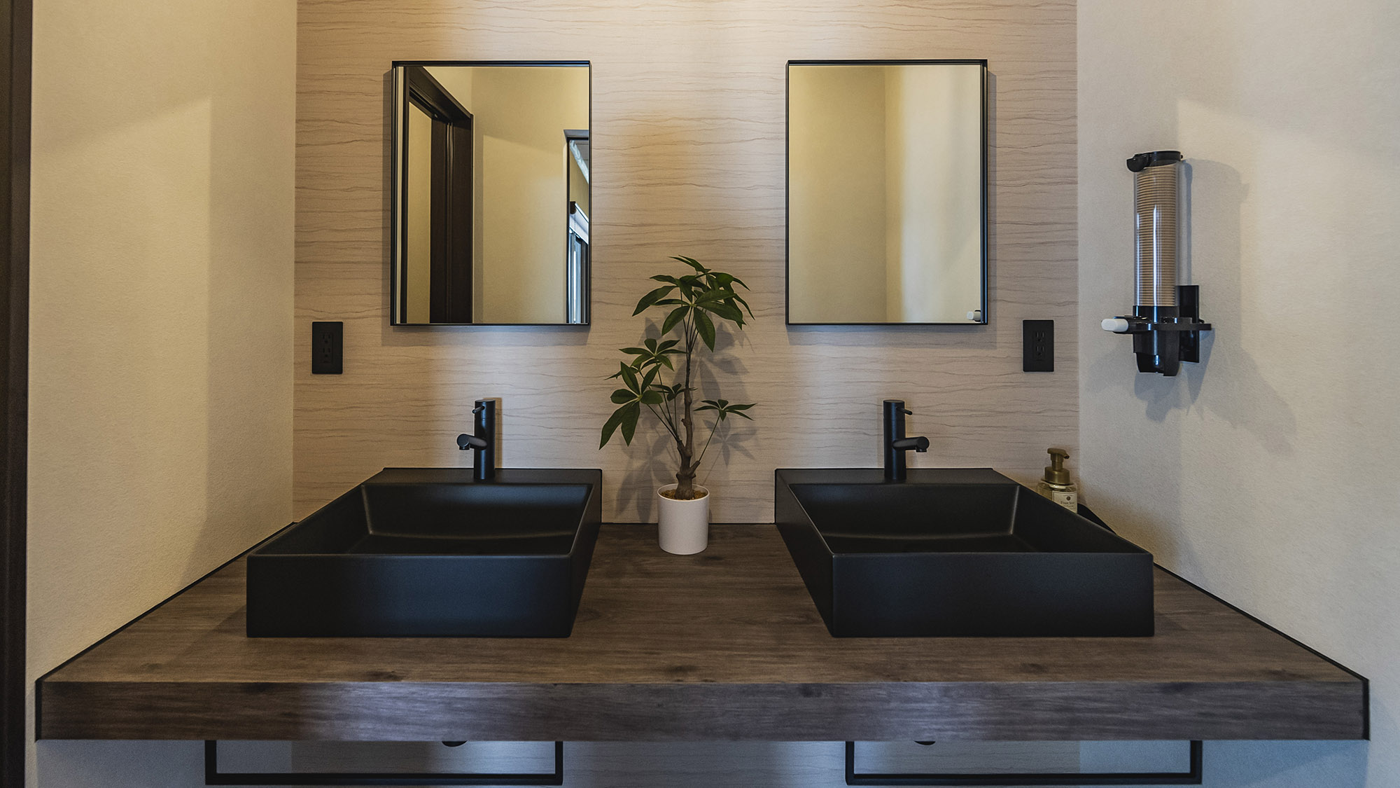 ・【洗面所】洗面台は2つあるため、慌ただしい朝の支度でもゆとりをもってご用意いただけます