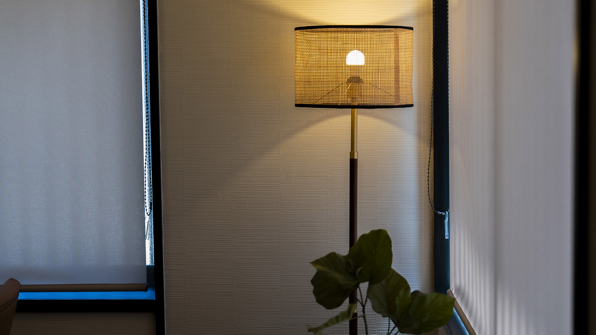 ・【インテリア】温かくお部屋を照らす照明が、ほっと心を落ち着かせるような雰囲気を作り出します