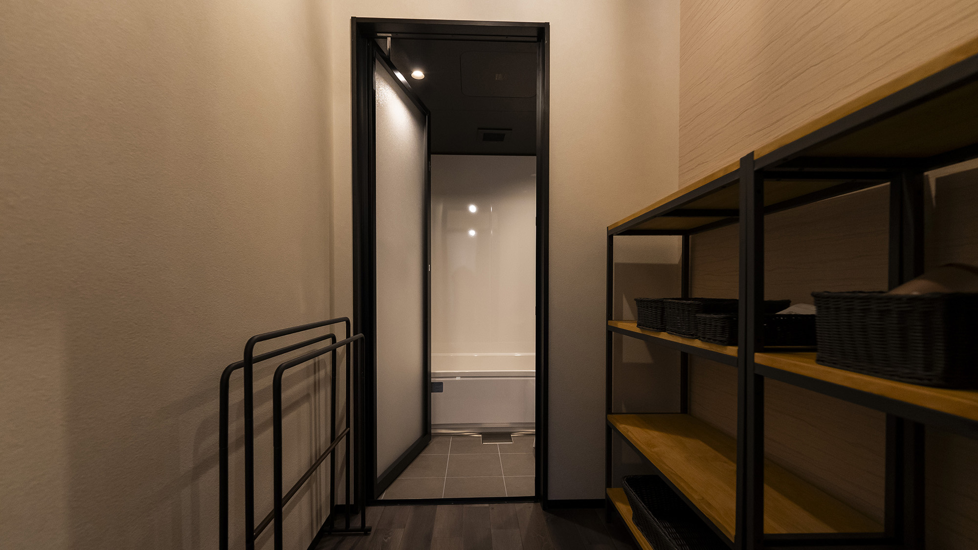 ・【脱衣所】お着替えなどの荷物を置く場所に困らない、ゆったりとした広さのある脱衣所です