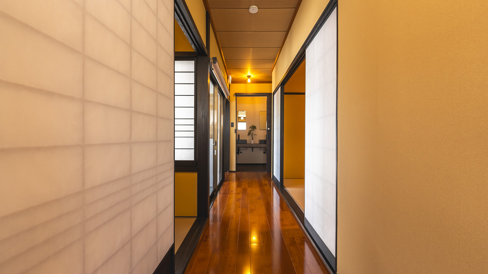 ・【室内】リノベーションされ、新しいながらも趣のある空間です。落ち着いた空間でお過ごしください