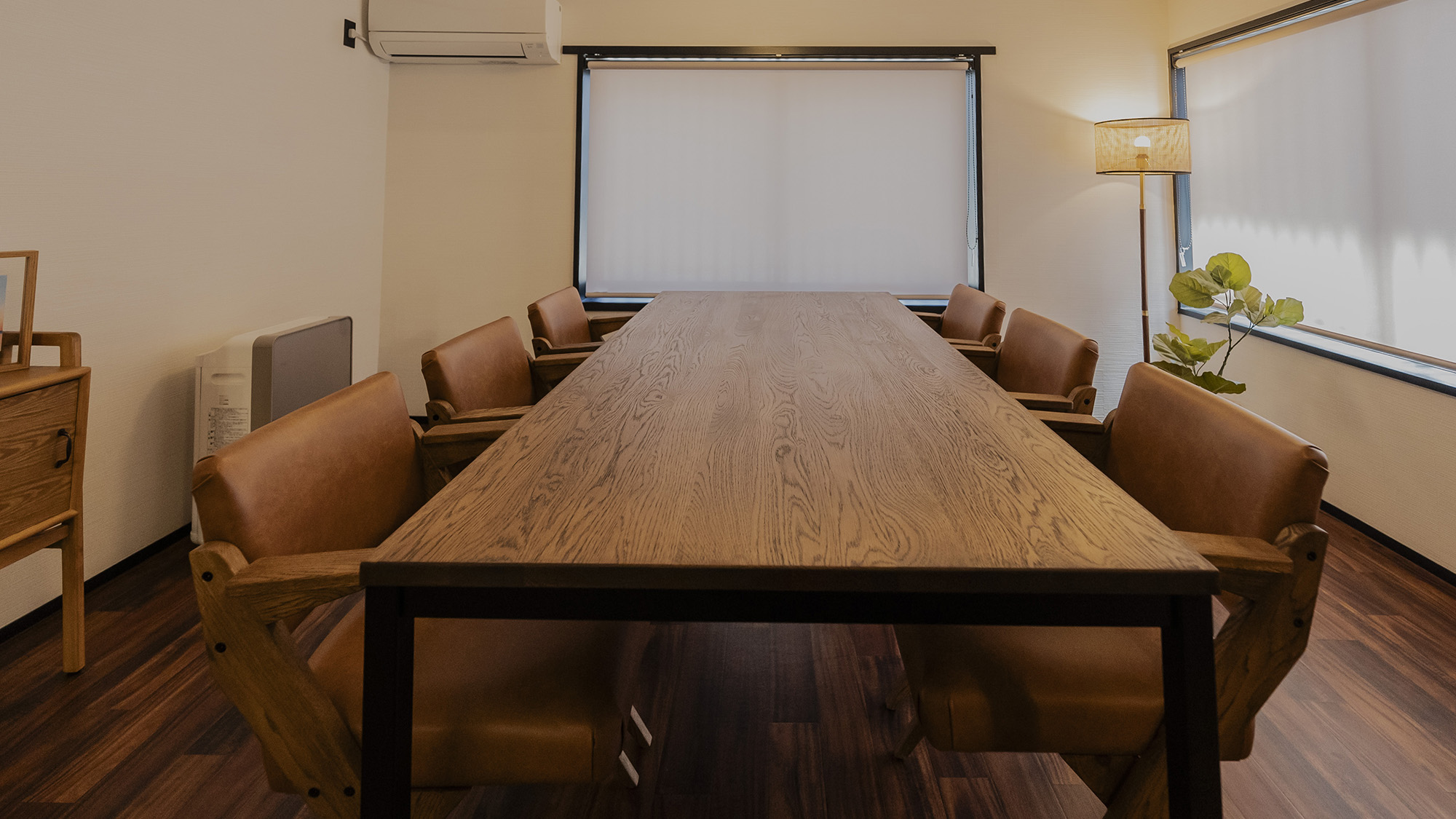 ・【ダイニング】テーブル横には窓があり、自然光が差し込みます。温かな空気が流れる寛ぎ空間です