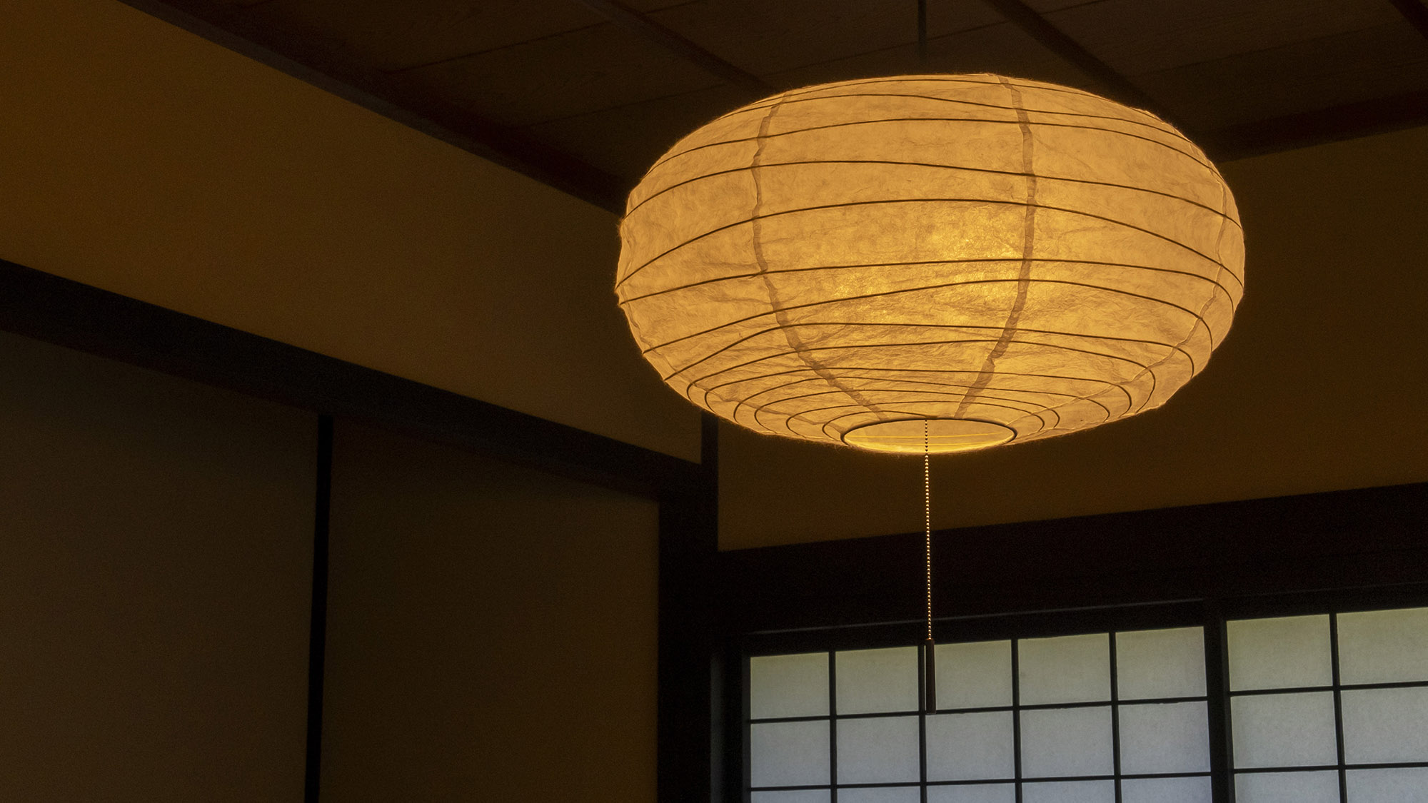 ・【和室2】和室特有の落ち着いた雰囲気をさらに高めるような照明が、室内を柔らかく照らします