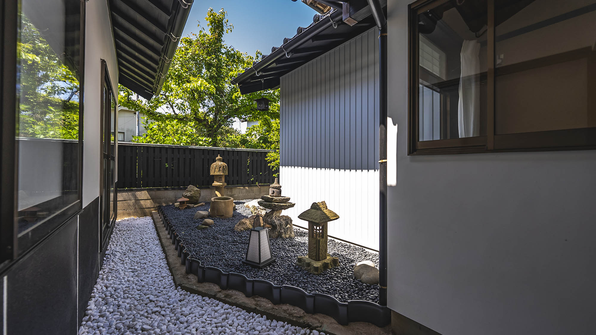 ・【庭】日本らしい雰囲気のある庭園です。心身ともに安らぐような落ち着いた空気が漂っています