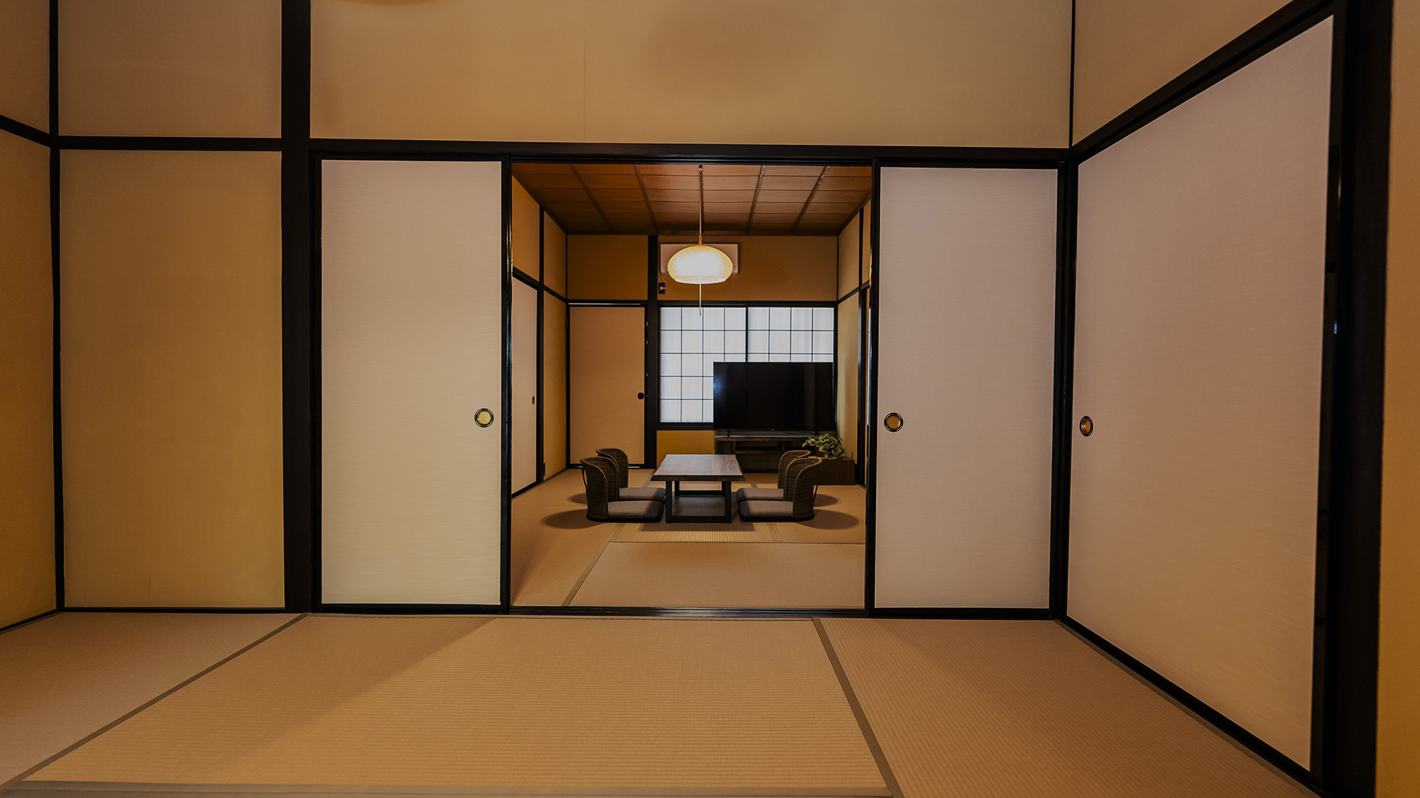 ・【和室1】お連れ様とお酒を嗜む時間や、家族団らんを楽しむ時間にぴったりなお部屋です