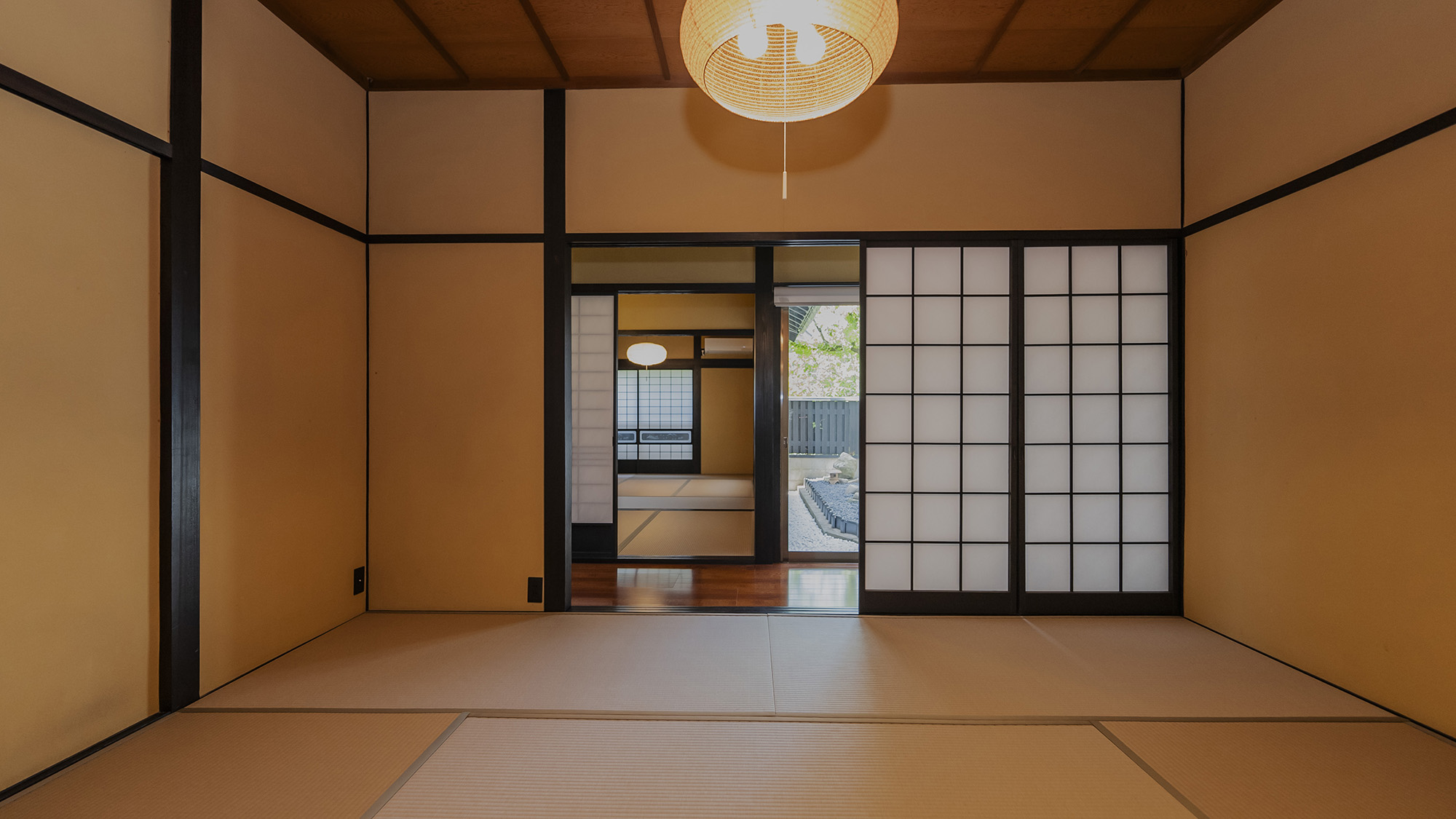 ・【和室1】思わず伸びをして寝転びたくなるような、開放的で心地よい雰囲気のある空間が広がります