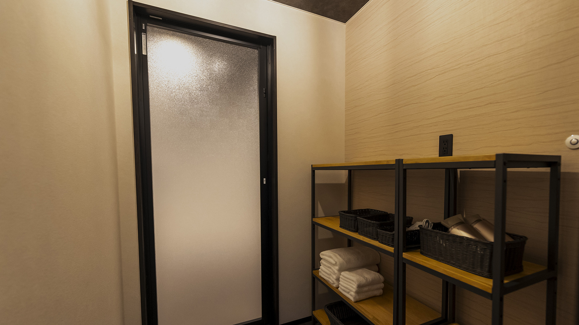 ・【脱衣所】大きい棚を設置しておりゆったりしたスペースですので、広々とご利用いただけます