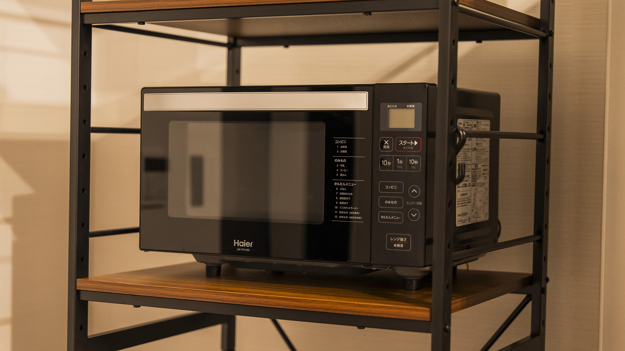 ・【キッチン】電子レンジを完備しております。テイクアウトのお料理も温めてお召し上がりいただけます