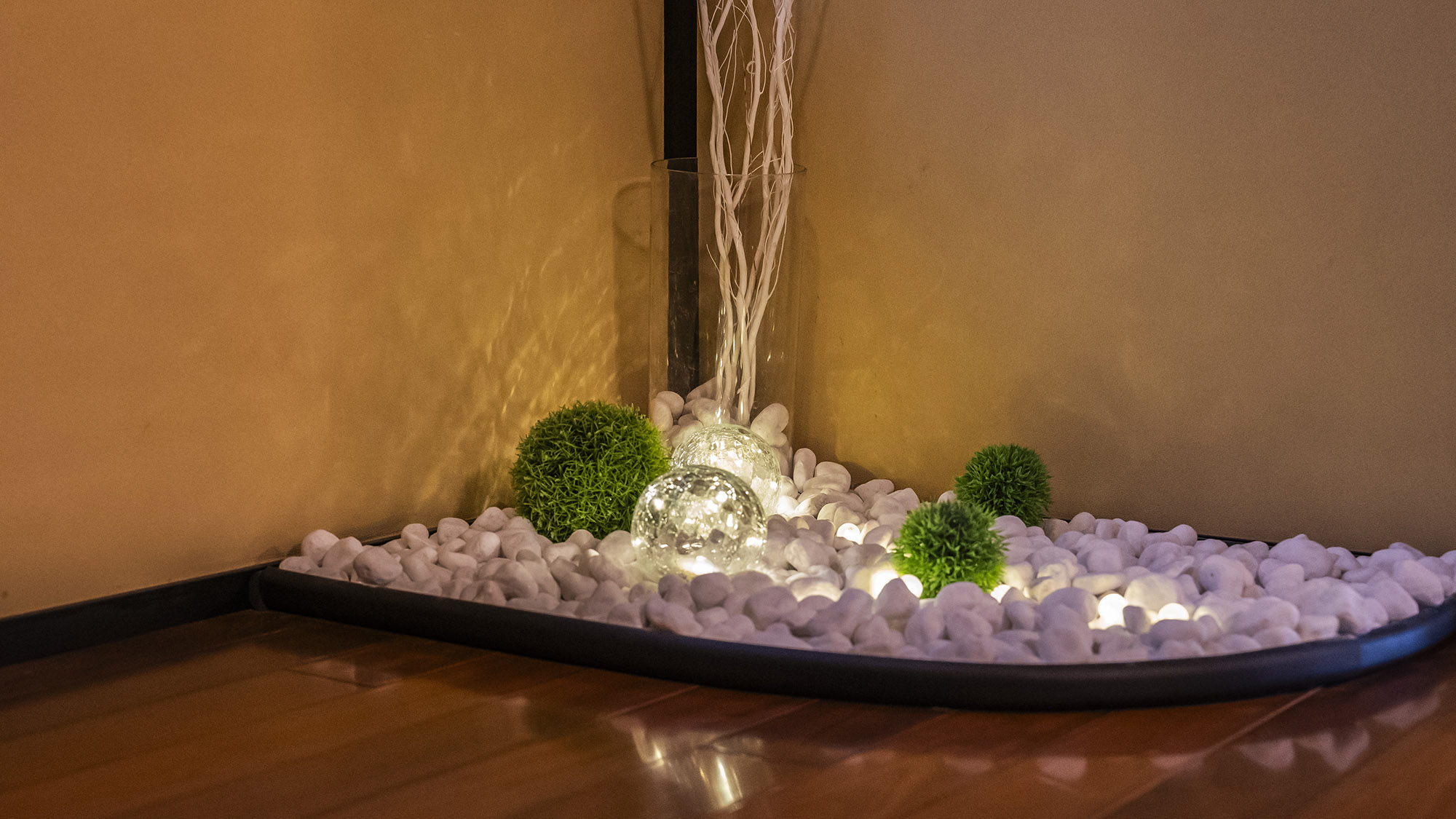 ・【インテリア】玄関のインテリアは日本庭園を思わせ、和の心を感じるお部屋の雰囲気を演出します