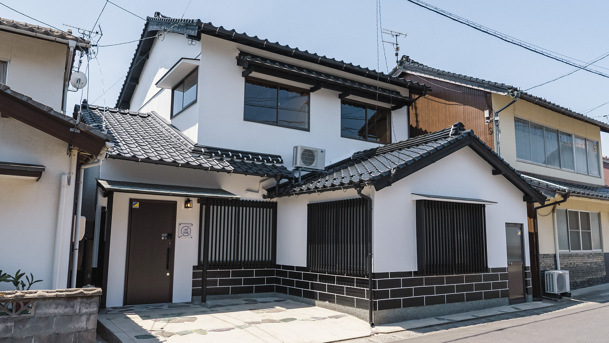 ・【外観】2025年にリノベーションした一棟貸切宿。インテリアにこだわった居心地のよいお部屋です