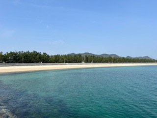 前の砂浜