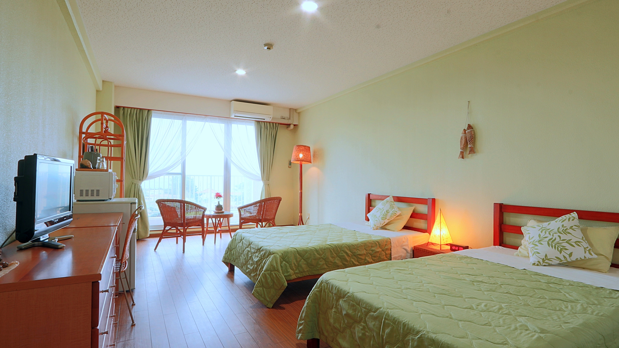 ◆－ツインベッドルーム－　ひろびろ27平米、全室瑠璃色の海を望むバルコニー付きです。