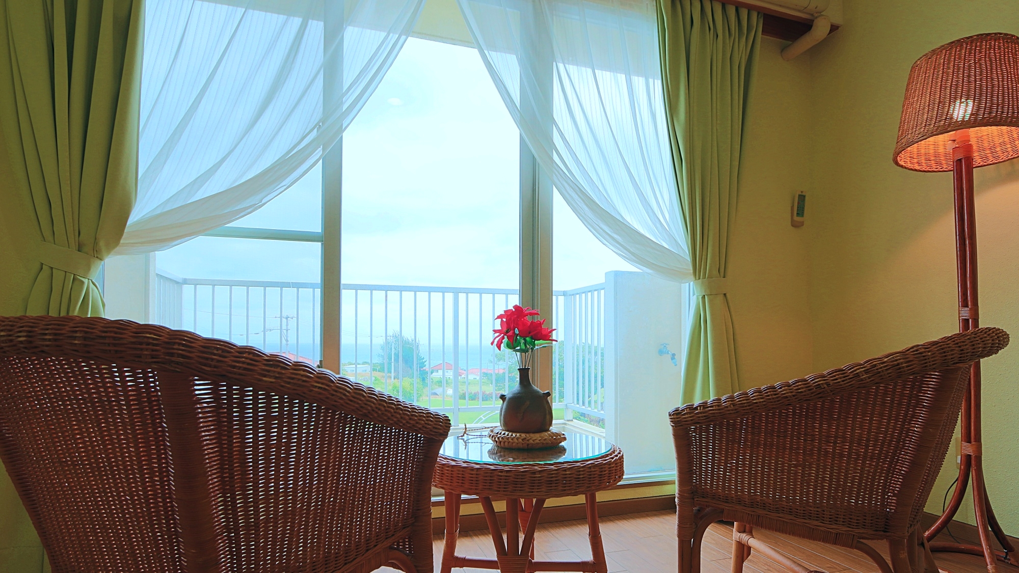 ◆－ツインベッドルーム－　大きな窓から海を望む。