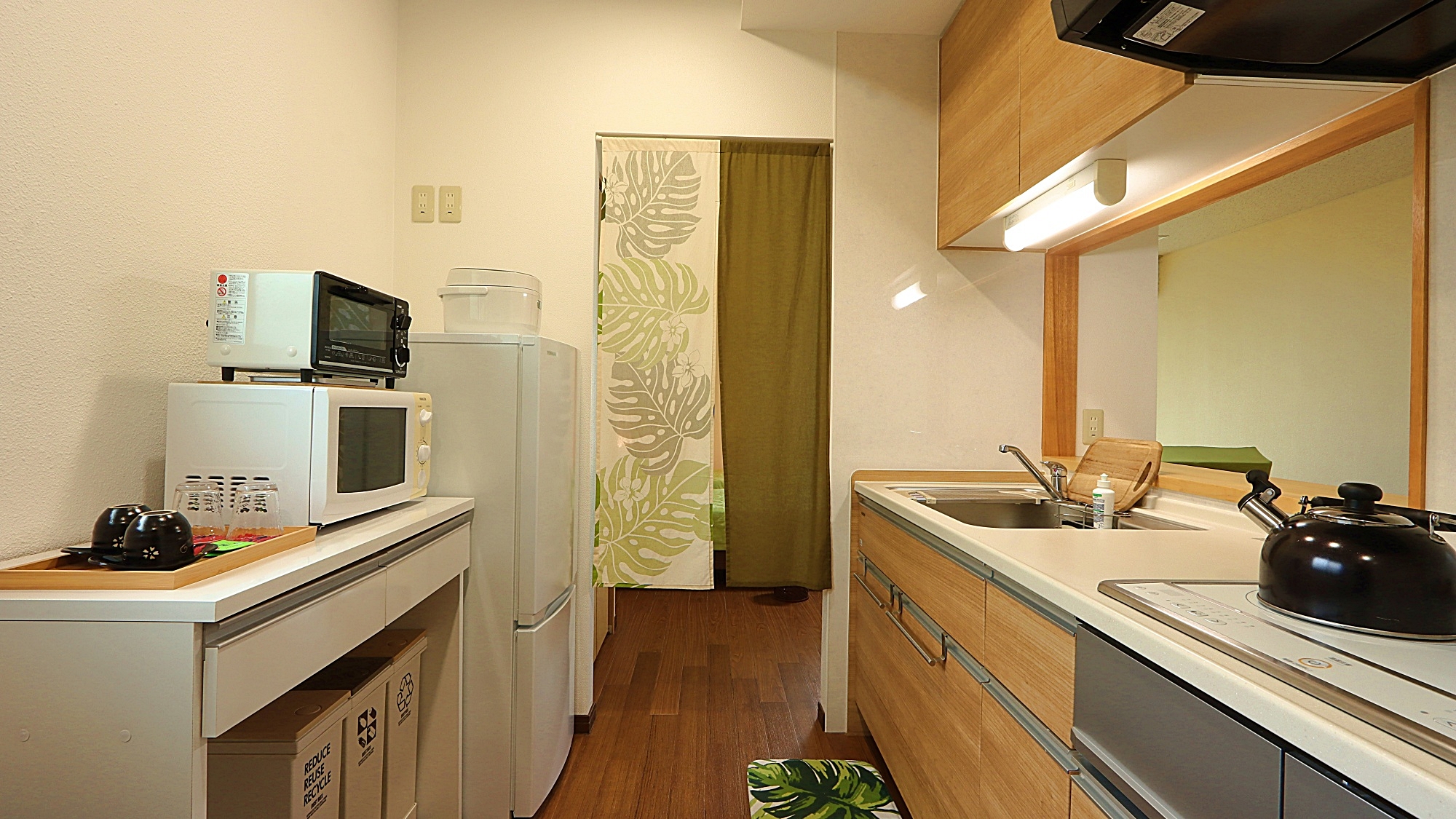 ◆－プレミアムルーム－　キッチンには調理器具・食器がそろっています。