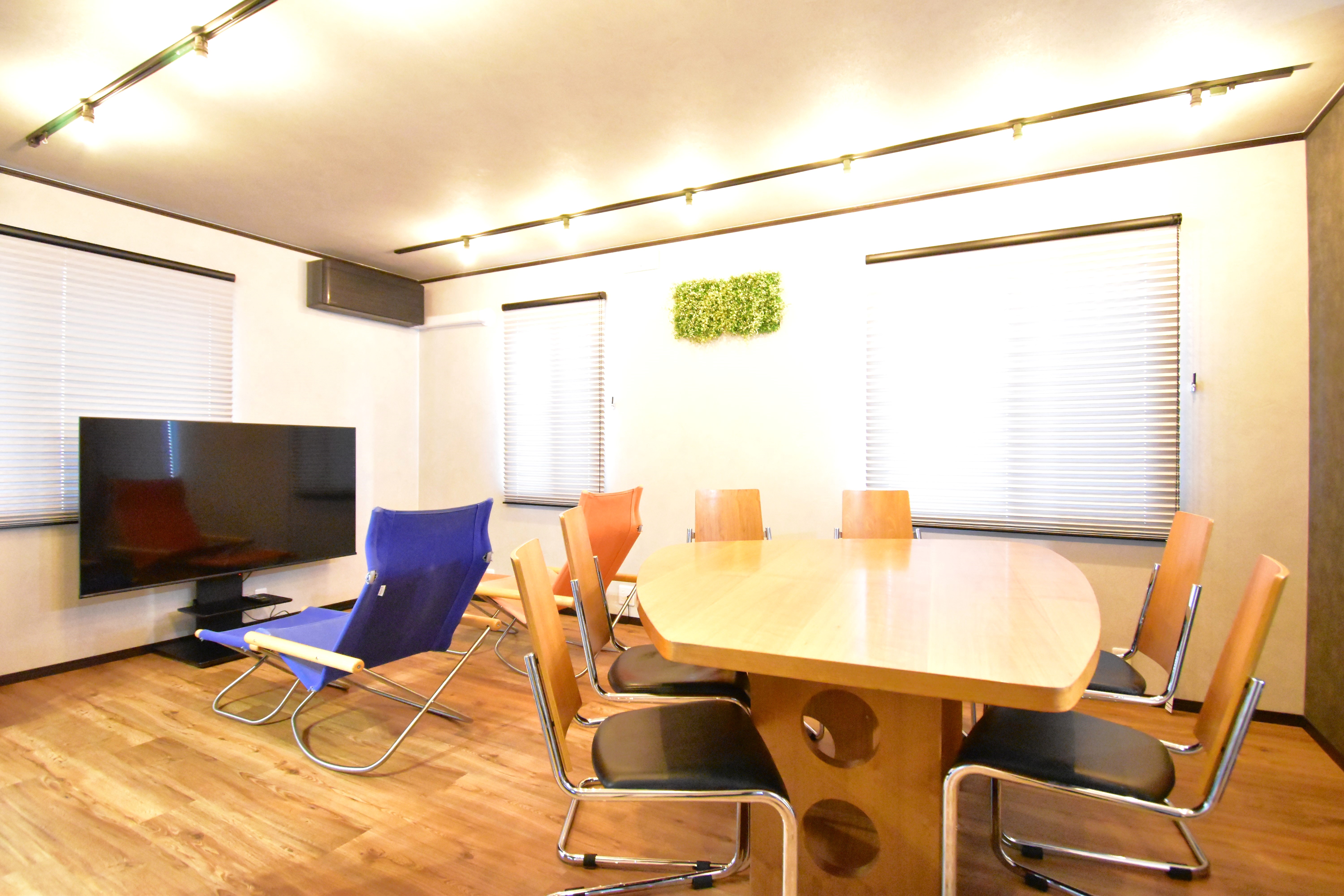 大人数でもご利用いただけるダイニングテーブルやネット配信サービスをご視聴いただける大きいテレビをご用意しています