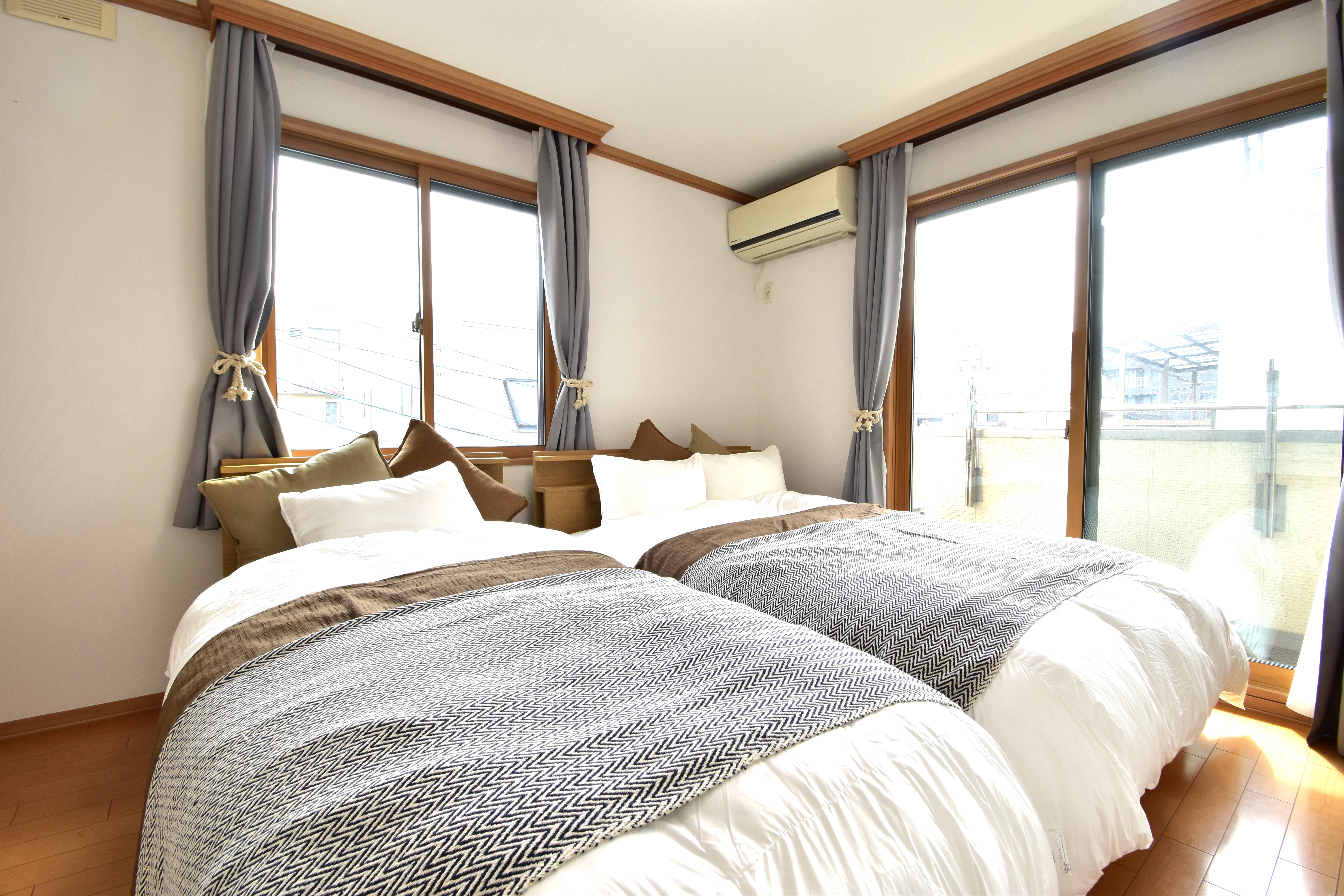 ダブルベット1台・シングルベッド1台をご用意しております。