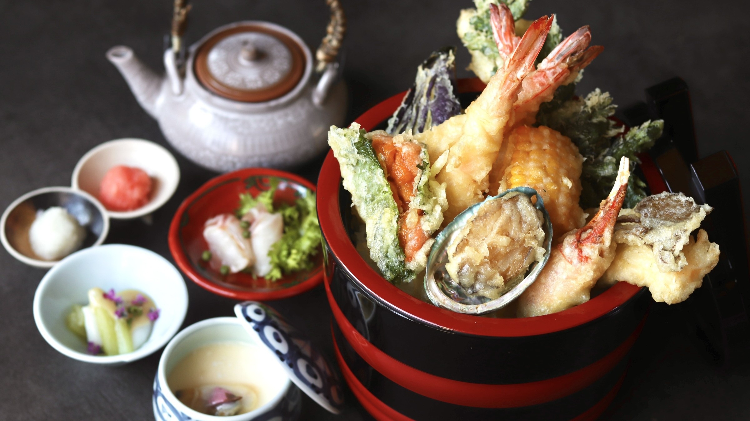 【「黄金天丼MAX」通常ネタにウニ大葉とあわび、カニ爪追加＋エビを2本に増量】最大24時間ステイ満喫