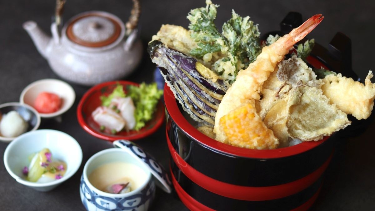 【「黄金天丼」エビや穴子を黄金比のタレで！】予約・数量限定の夕食＆最大24時間ステイ満喫