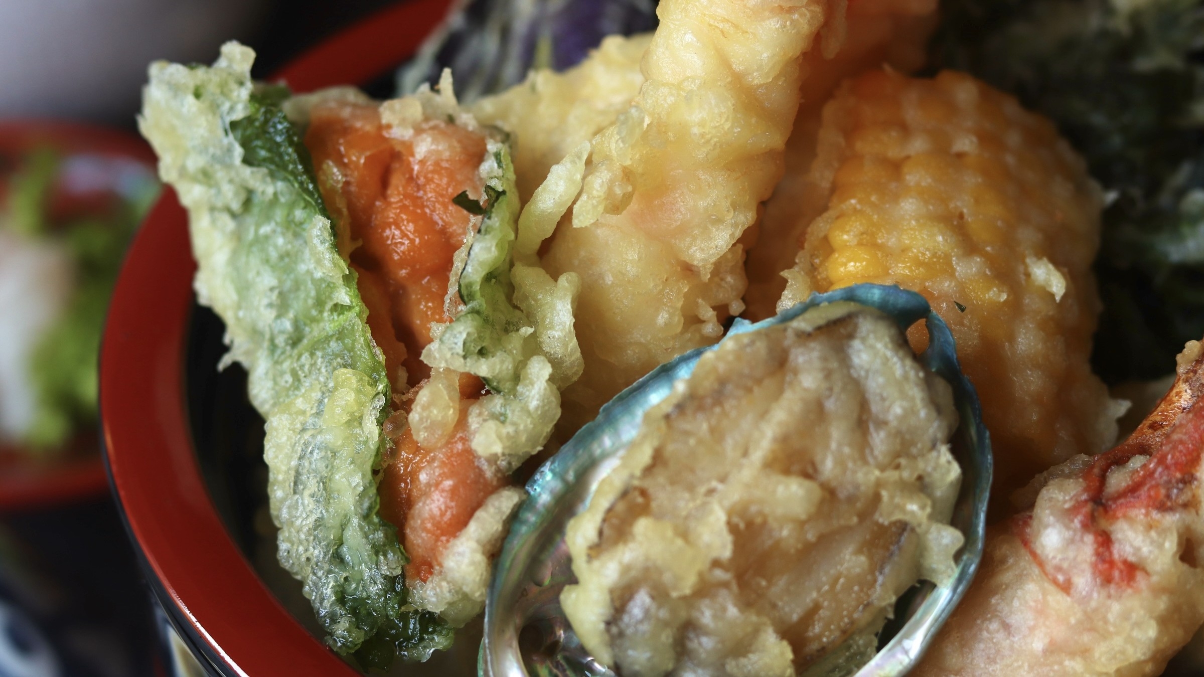 【「黄金天丼MAX」通常ネタにウニ大葉とあわび、カニ爪追加＋エビを2本に増量】最大24時間ステイ満喫