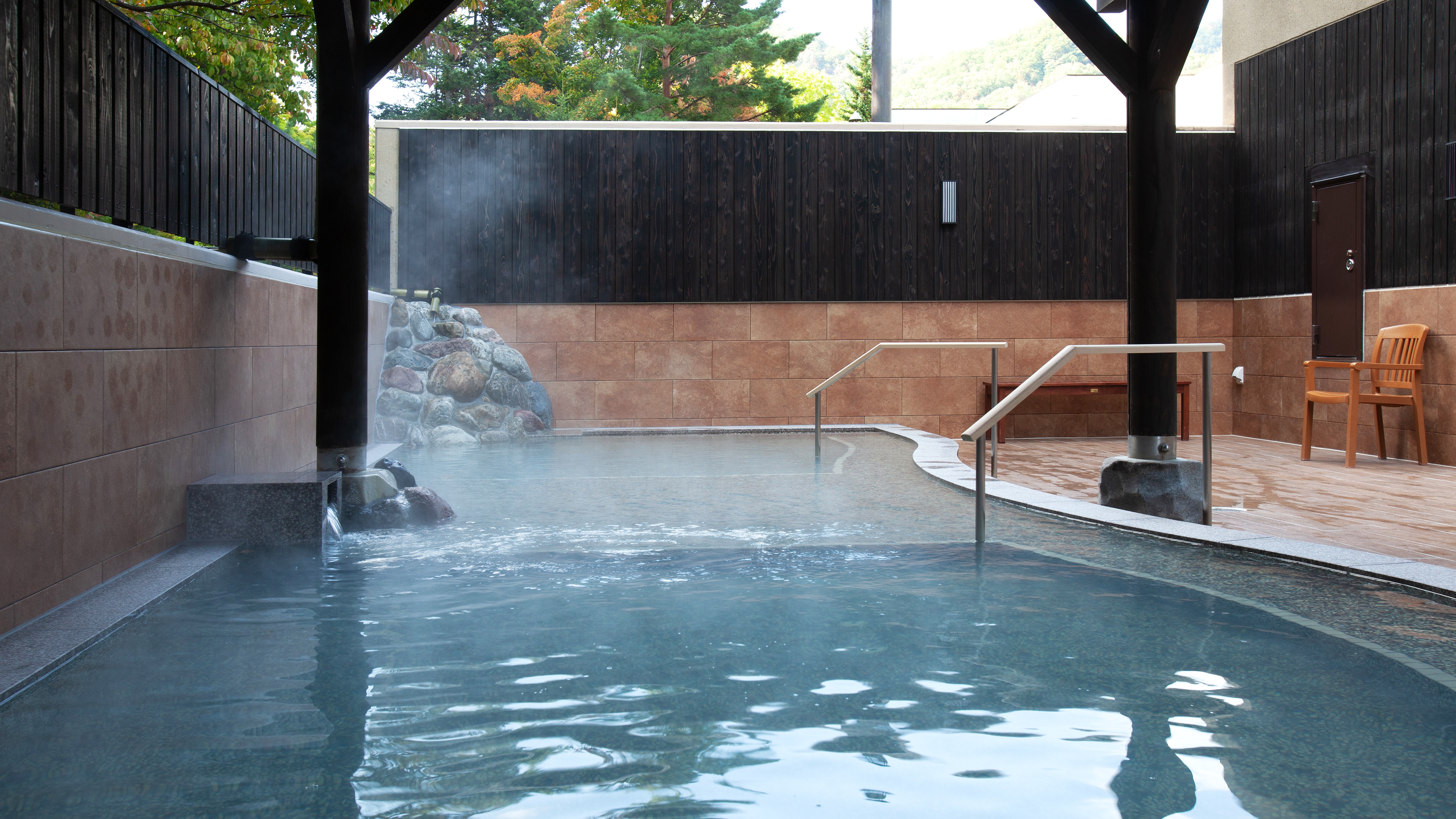 【露天風呂】こんこんと自然のままに湧き出るお湯は単純硫黄泉です。